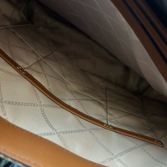 Micheal Kors Voyager Bag - Picture 4 of 4